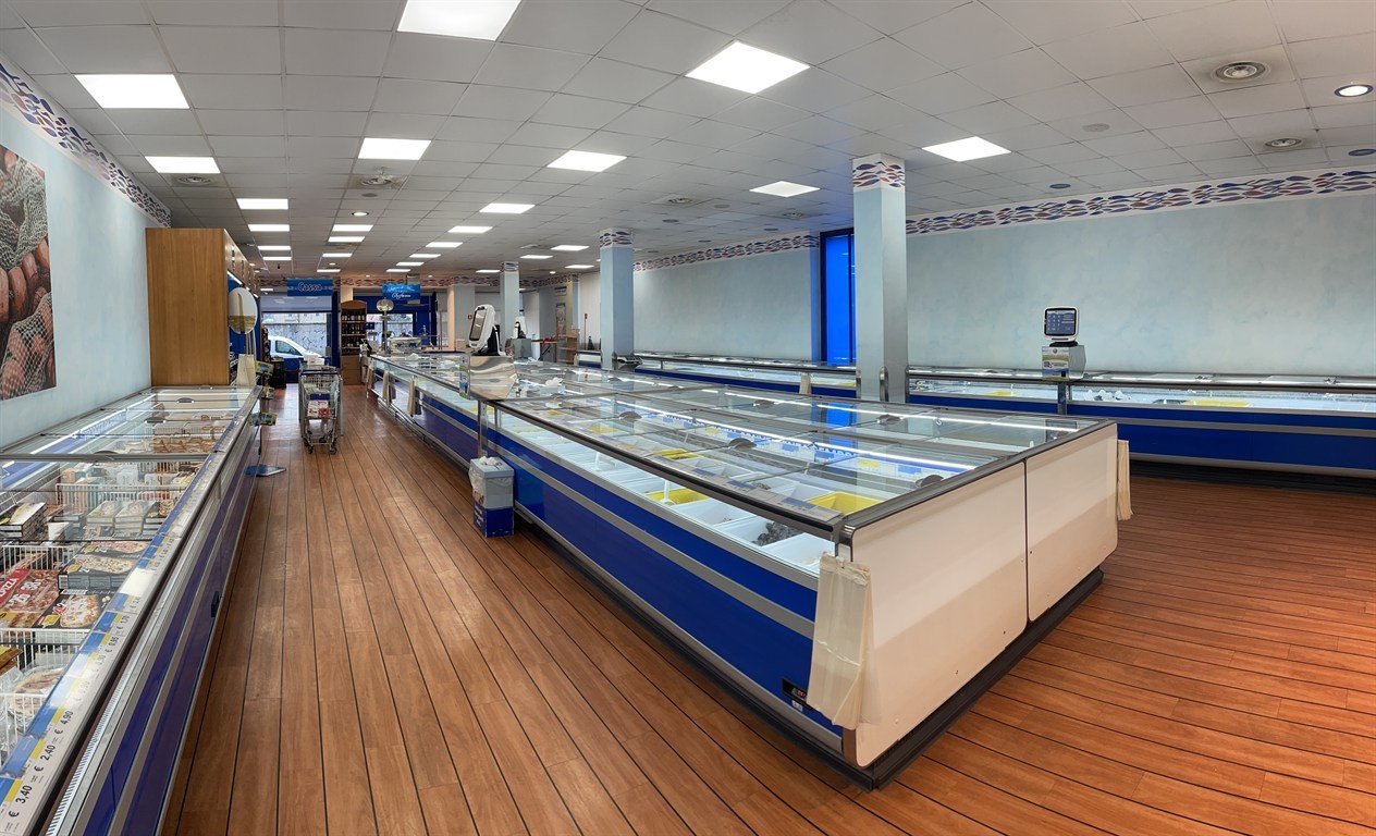 AMPIO SPAZIO COMMERCIALE DI 270 MQ AD USO ALIMNETARI PESCE - MONZA