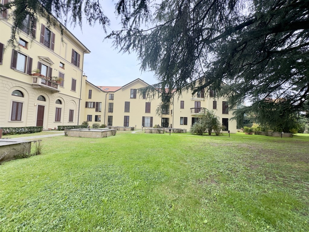 Monza zona ospedale San Gerardo - AFFITTASI ufficio con box doppio