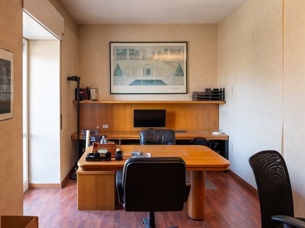 MONZA Centro - ampio ufficio arredato in locazione