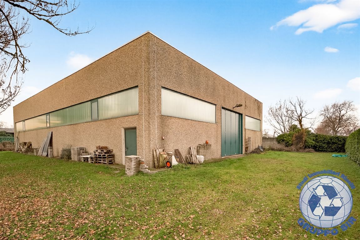 capannone uso deposito con villa bifamigliare